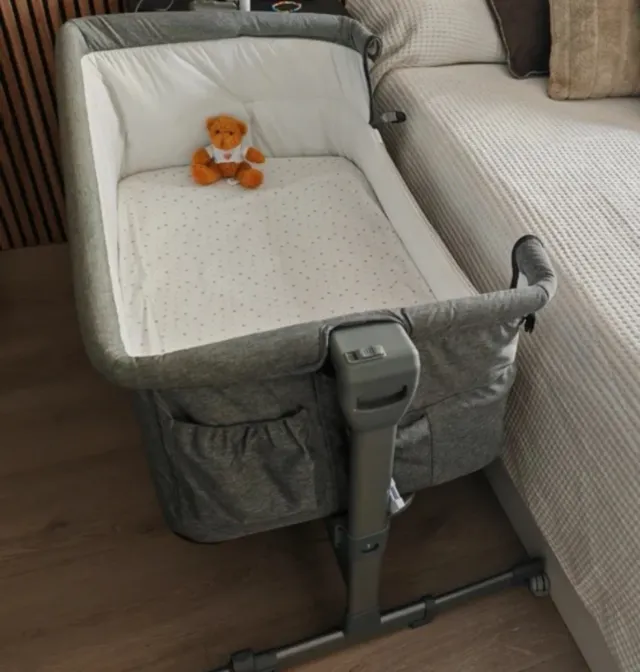 Cuna y colecho para bebé gris con rueda