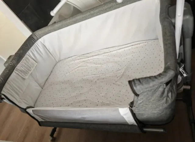 Cuna y colecho para bebé gris con rueda