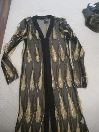 Chal SIVE negro y dorado con plumas