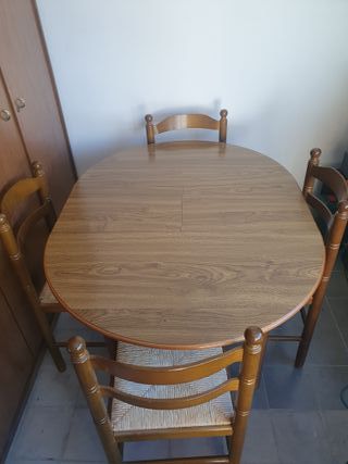 Mesa redonda extensible  con 4 sillas