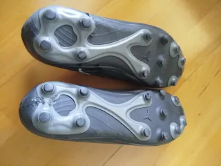 Botas de fútbol Puma negras y blancas. 