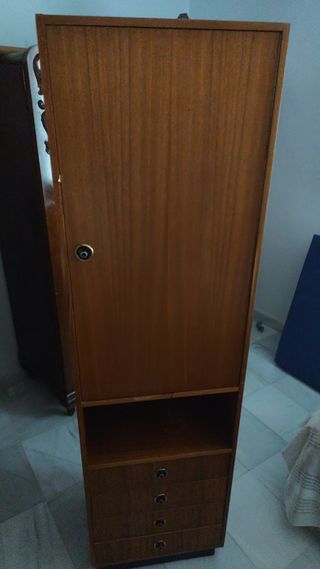 Armario de madera marrón
