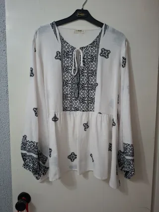 Blusa blanca bordada manga larga
