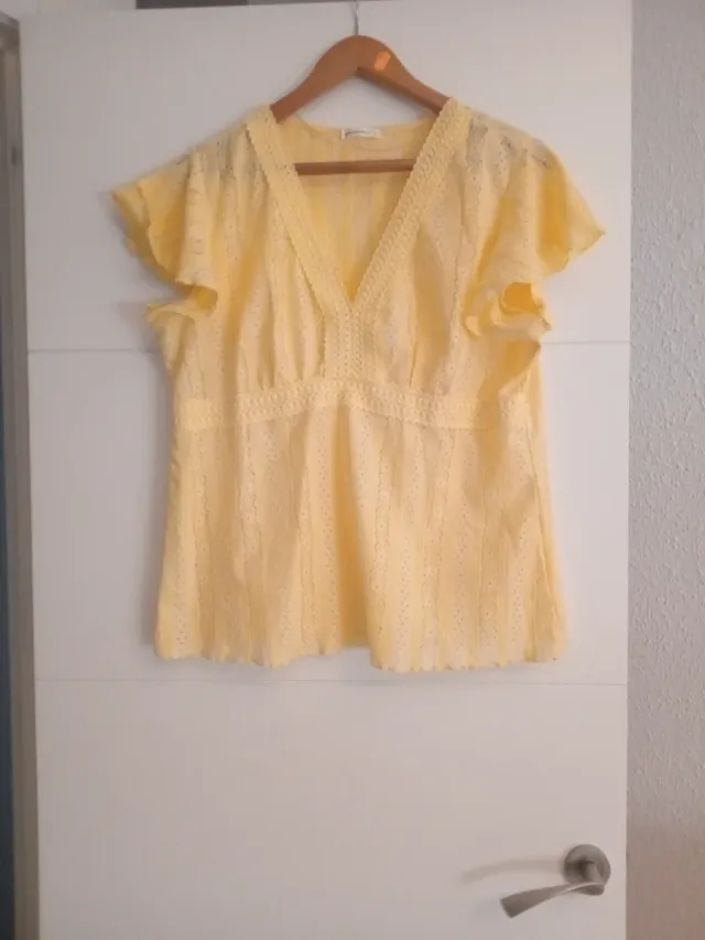 Blusa amarilla con volantes