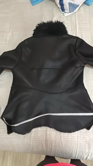 Chaquetón negro con pelo
