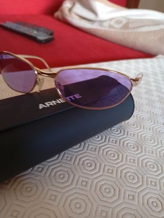 Gafas de sol Arnette doradas y malvas