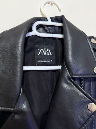 Chaqueta Zara efecto piel negra