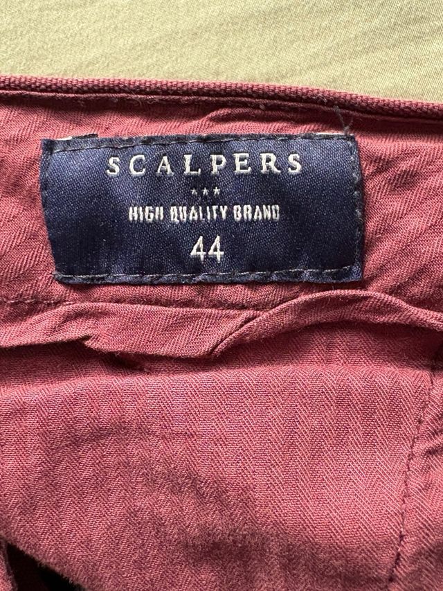 Pantalón chino burdeos Scalpers