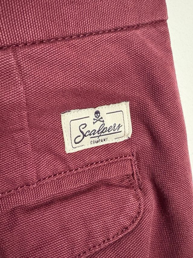 Pantalón chino burdeos Scalpers
