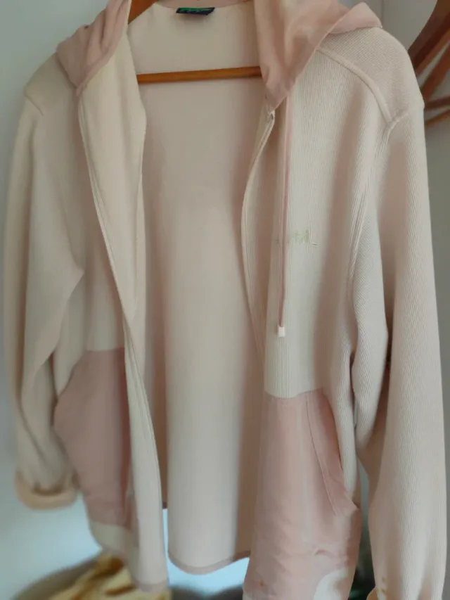 Chándal beige y rosa con capucha