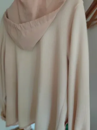 Chándal beige y rosa con capucha