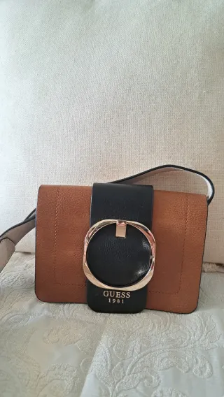 Bolso Guess Marrón y Negro con Hebilla Grande