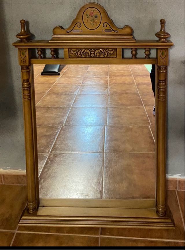 Espejo de madera con marco dorado