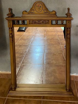 Espejo de madera con marco dorado