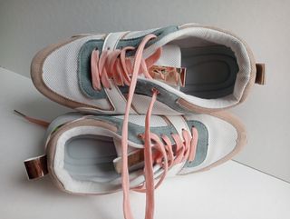 Zapatillas deportivas beige y rosa