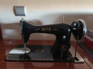 Máquina de coser Alfa antigua