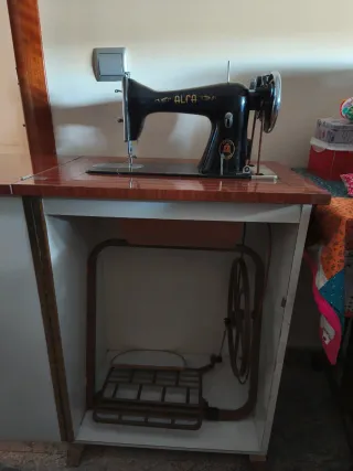 Máquina de coser Alfa antigua