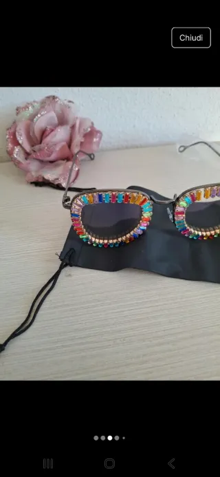 Occhiali fashion con strass colorati