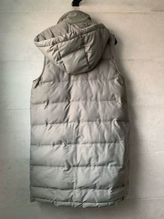 Chaleco largo Zara gris con capucha