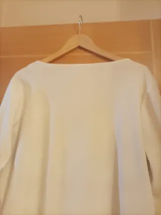 Blusa manga larga escote pico beige