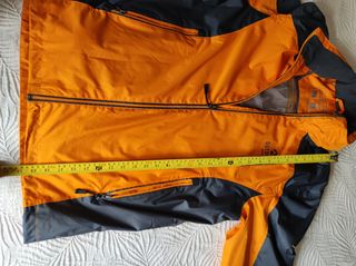 Chaqueta impermeable naranja y gris