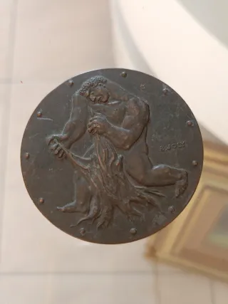 Medaglia antica in bronzo con figura