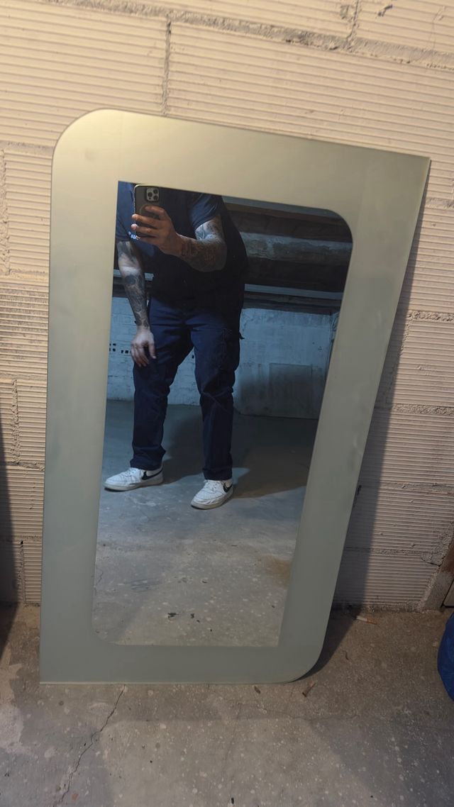 Recibidor madera gris y blanco.con espejo