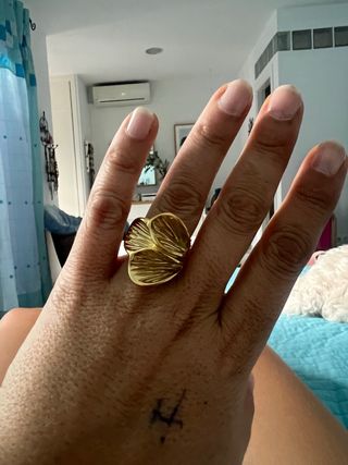 Anillo dorado pétalos flor