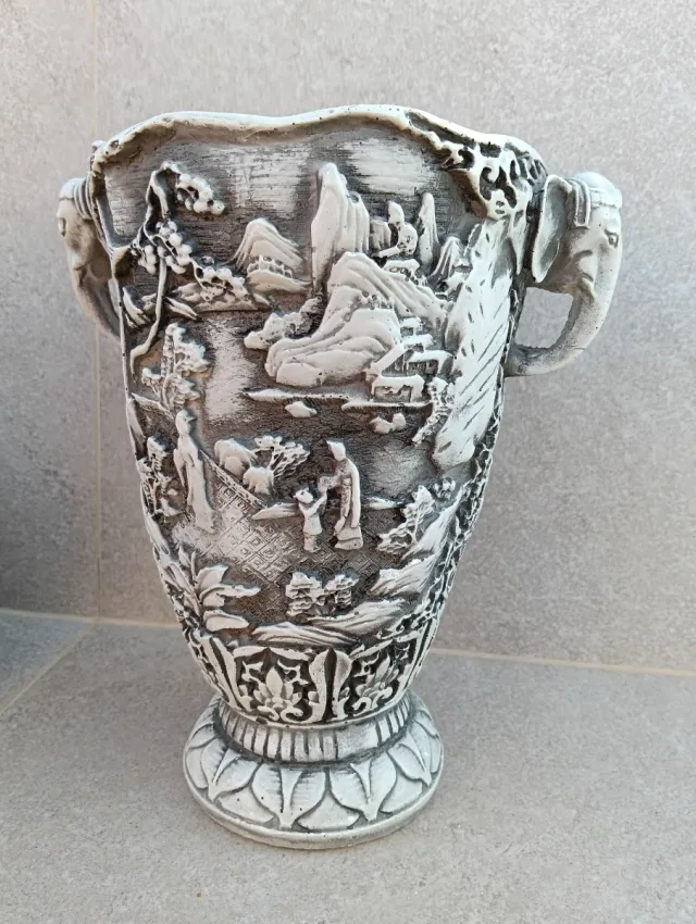 Figuras piedra y jarron