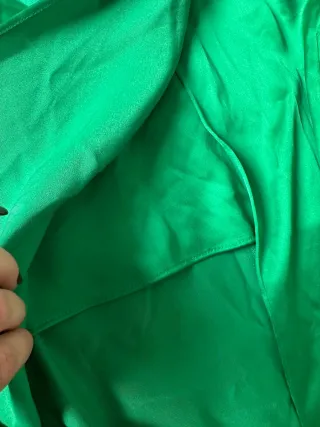 Falda satinada verde esmeralda