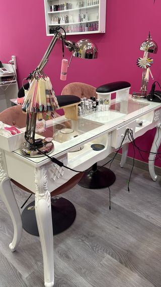 Tavolo per manicure in vetro e metallo