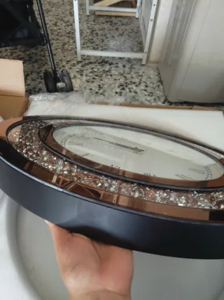 Reloj de pared dorado y plateado