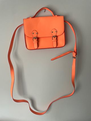 Bolso naranja con asa y correa