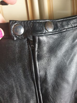 Falda negra larga de cuero negro