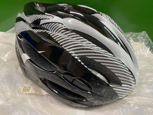 Casco de bici negro y blanco