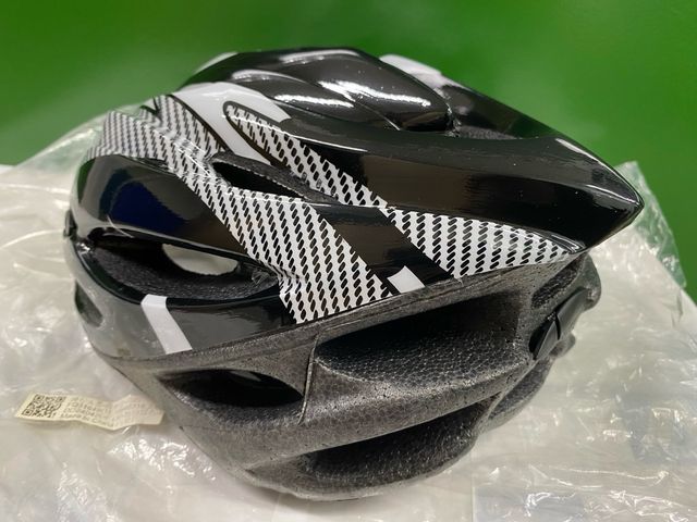 Casco de bici negro y blanco