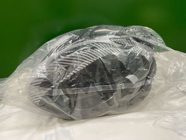 Casco de bici negro y blanco