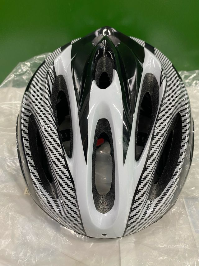 Casco de bici negro y blanco