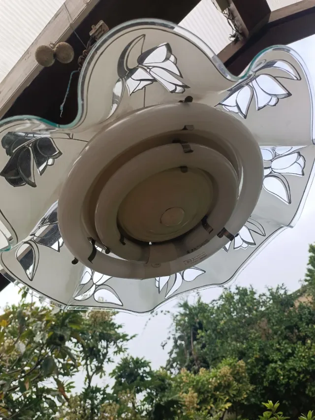 Lámpara de cristal con diseño floral