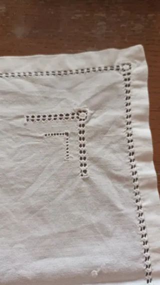 Centrino rettangolare bianco