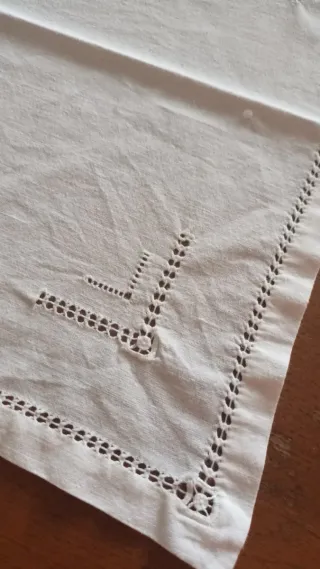 Centrino rettangolare bianco