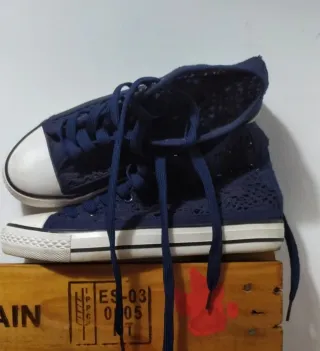 Zapatillas tipo converse con encaje azul