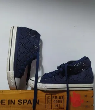 Zapatillas tipo converse con encaje azul