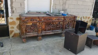 Mesa de madera antigua tallada