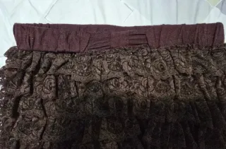 Falda marrón con volantes de encaje