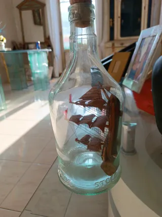 Bottiglia antica con nave modello