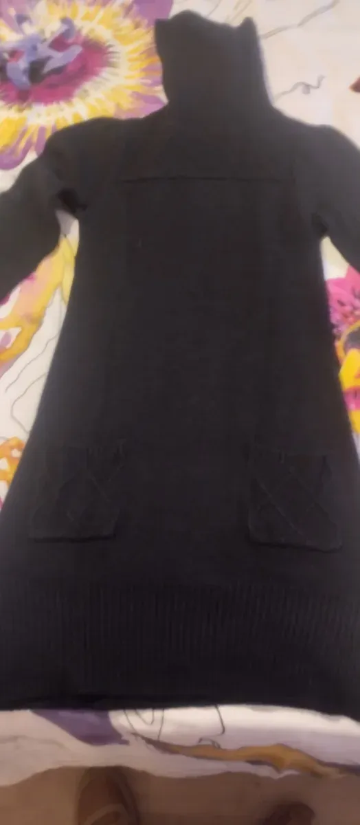 Vestido negro de punto con cuello alto