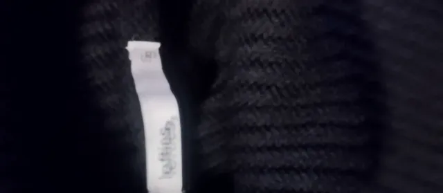 Vestido negro de punto con cuello alto