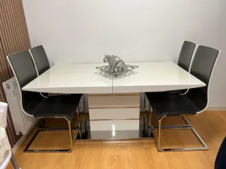 Mesa de comedor extensible con 4 sillas