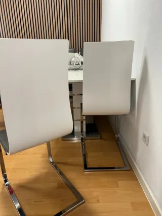 Mesa de comedor extensible con 4 sillas